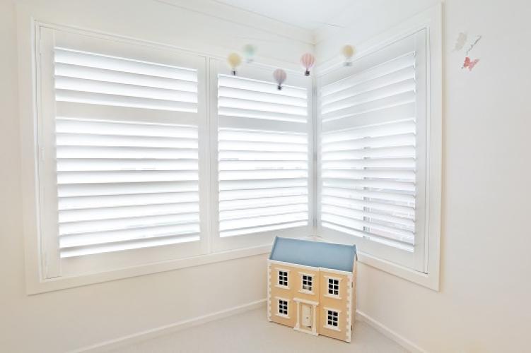 plantation-shutters-corner-window (1)